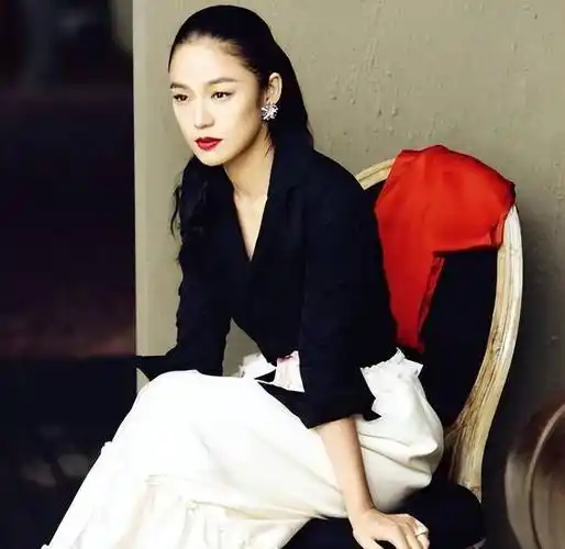 原创周韵靠小三上位脾气还暴却能让姜文宠她十几年凭什么