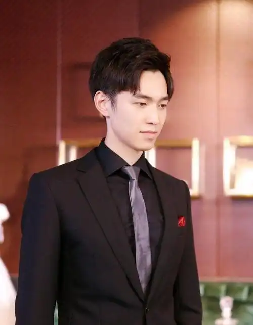 《炮灰攻略》中的男主还是还很帅的,严禹豪的现代装很有特点