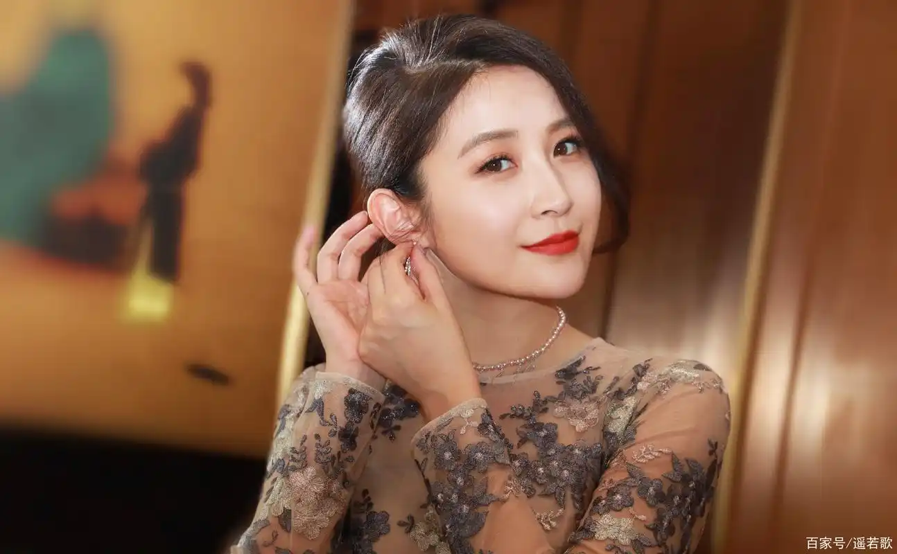 主持人汪聪拥有高颜值,大长腿,气质明艳优雅