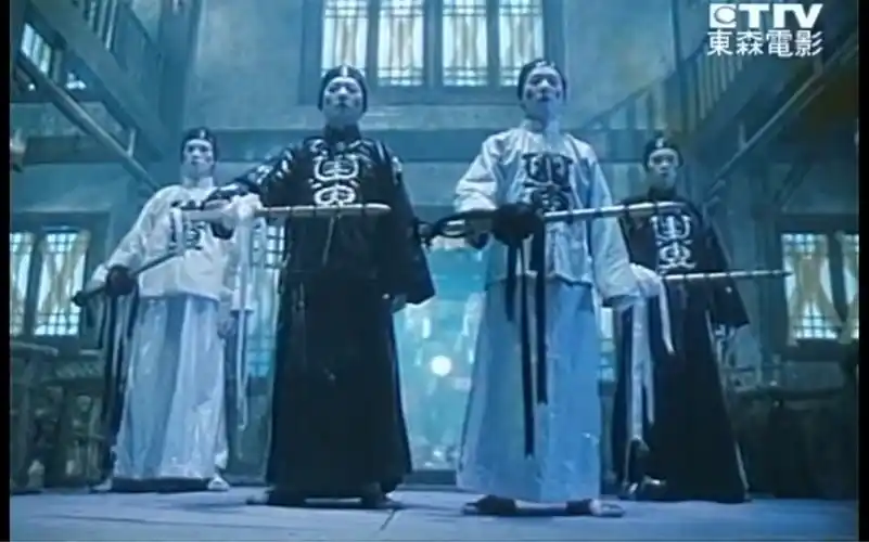 「僵尸至尊」粤语原声片段-大批僵尸杀上门,就连九叔也难以应付,情急