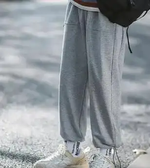 男生穿灰色运动裤显大1