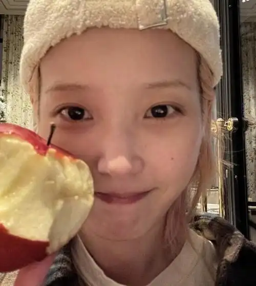 韩国人气女星iu李知恩受代言品牌之邀出席男装周,一连在社群po出多张