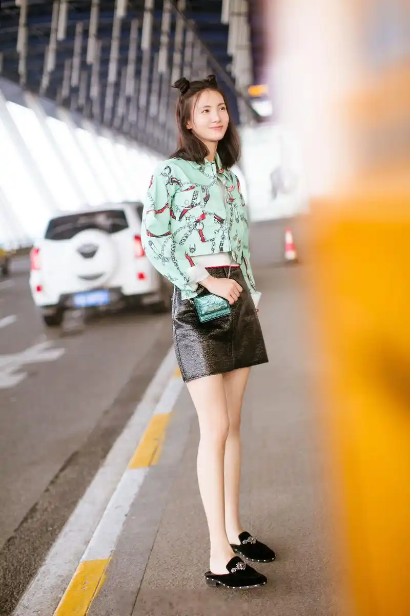 人气演员金晨最新机场街拍曝光.