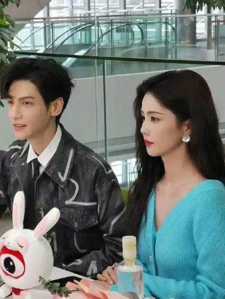 罗云熙戴了白鹿串的手链