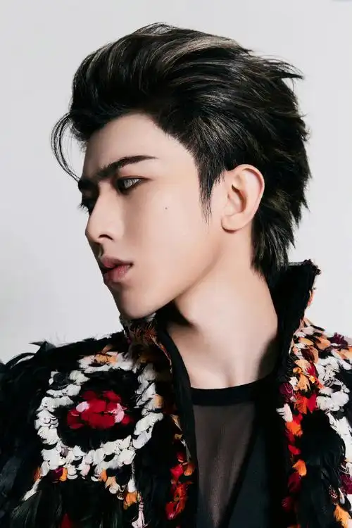 蔡徐坤高定斗篷全球首穿