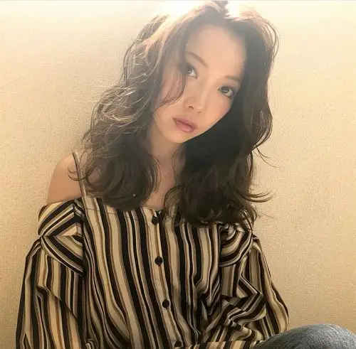 今天我们来看一组夏季超人气中长发卷发发型图片,最近有考虑换发型