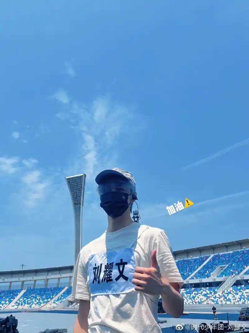 刘耀文染新发色 #时代少年 - 抖音