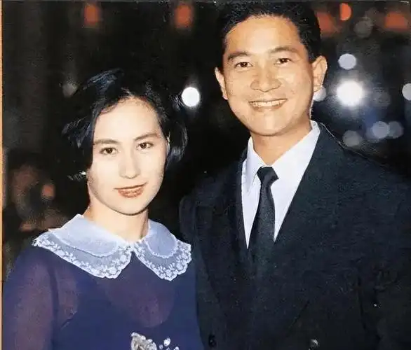 何超琼酒吧深情献唱一曲偏偏喜欢你催泪怀念挚爱陈百强