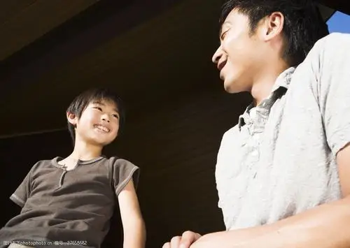 开心的小男孩与爸爸图片