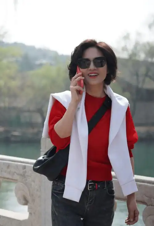 看51岁是史小诺穿衣简单,却美得知性大气_黑色_气质_风格