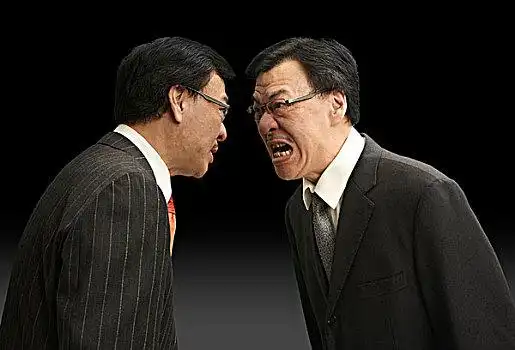 吵架,对骂,生气,争执,愤怒,怒骂,男人,中年人,成年人,西装,眼镜,影棚