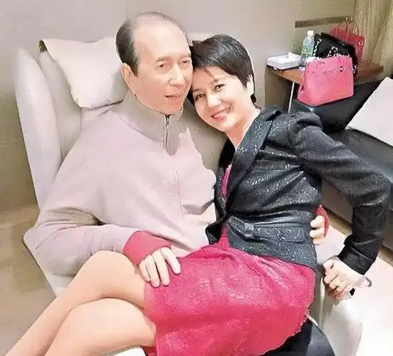 一场豪门婚礼再掀波澜,这一次,赌王四太被扒得连"底裤"都不剩