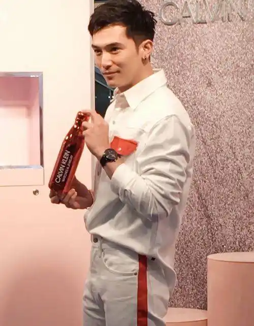 唐嫣前任邱泽现身活动颜值爆棚 网友:罗晋都没他帅!