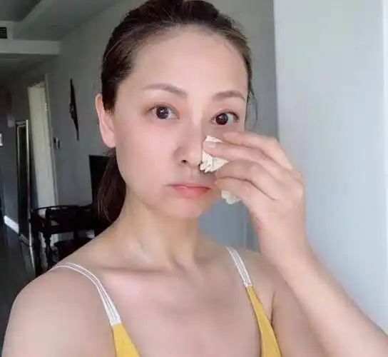 原创张卫健46岁妻子张茜素颜近照曝光逆龄生长宛如少女安心做富太