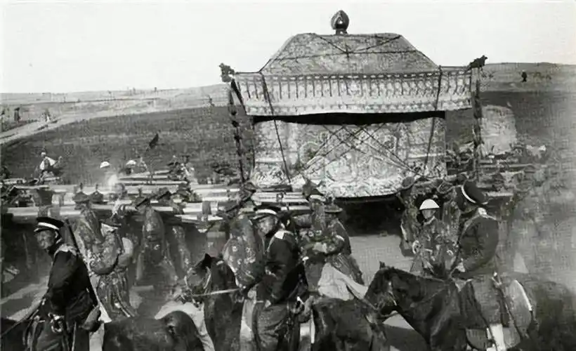 尽管朝廷的财力捉襟见肘,仍咬牙为他举行了国葬,葬礼办得轰轰烈烈.