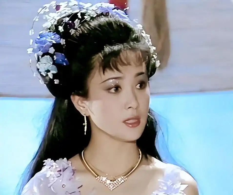 傅艺伟:演艺之路的璀璨星辰 傅艺伟因扮演《封神榜》中的"苏妲己"而一