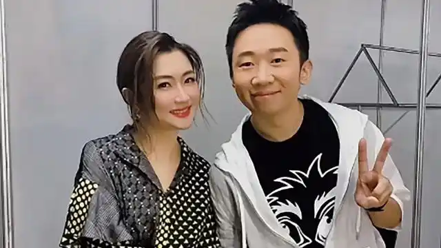 杨迪给谈12年女友买9万钻石耳钉,网友:12年还不结婚等啥呢