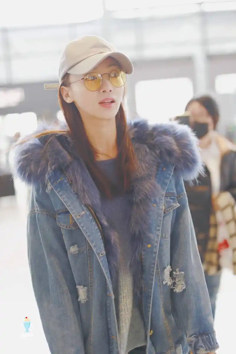 吴谨言戴棒球帽和墨镜穿毛绒领牛仔衣现身机场,皮肤白皙笑容灿烂