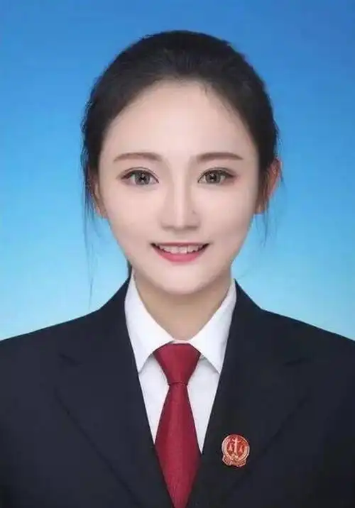 法院书记员变网红证件照似动漫少女生活中豪车名表秀不停