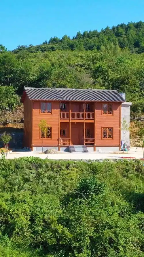 贵州发现一户人家,在大山上盖了一栋木房子,水泥路还直通到家门前,真