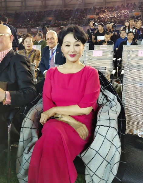 61岁王姬素颜比普通奶奶还老,牙齿稀疏皱纹多,跟女儿同框像奶奶