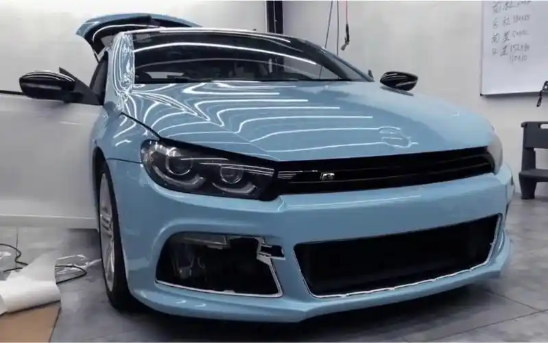 大众尚酷帅气车身改色贴膜,白色车漆贴冰川蓝改色效果,战斗气息依旧