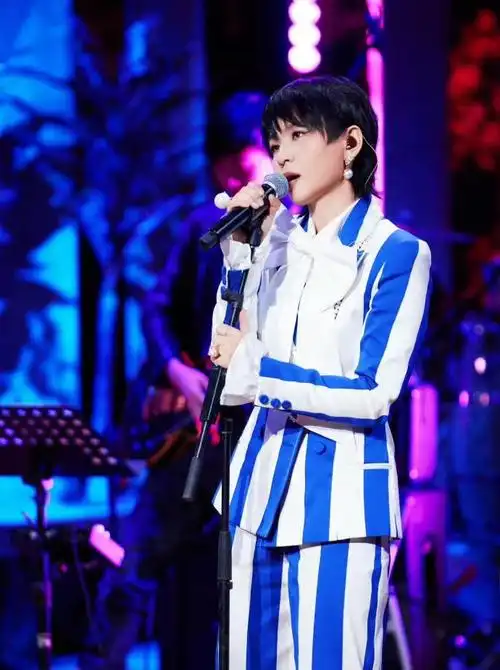 李宇春周笔畅同框,一个蓝白条纹西装精致,一个皮衣配短裙时尚!