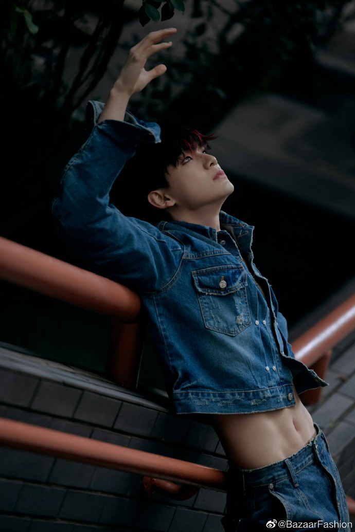 姚琛钻形鼻钉露腰牛仔造型