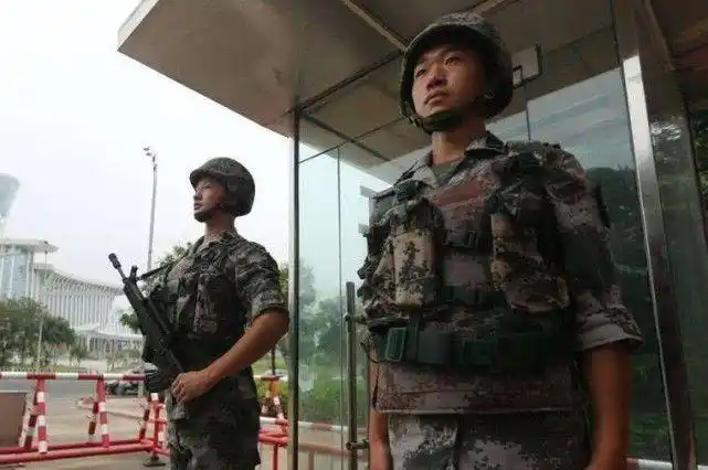 士兵站岗两个人却只1人拿枪是为什么