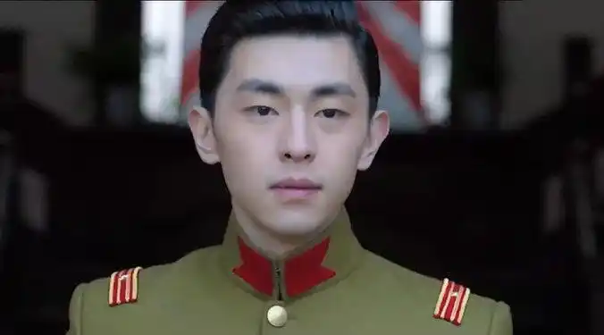 邓伦燃情大地[超话]# 奶伦首次挑战大反派角色,黑化之后的军装造型