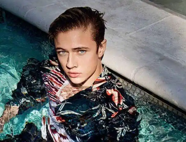 年仅21岁的男模幸运蓝luckybluesmith结婚了_因为_责任感_低调