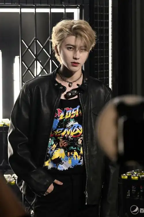 帅出新高度蔡徐坤出席活动金发破次元惊艳众人今日颜值爆表