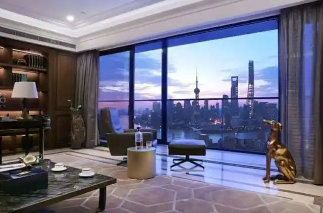 黄晓明豪宅曝光,主持人问:听说价值过亿?黄晓明:因为老婆喜欢