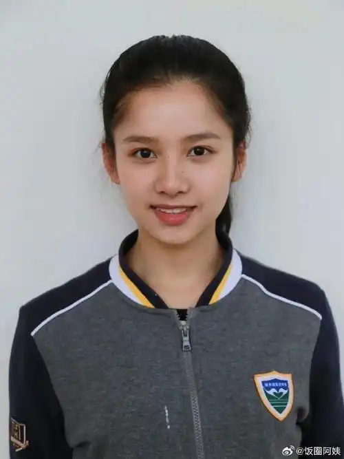 张婧仪不同时期的正面照