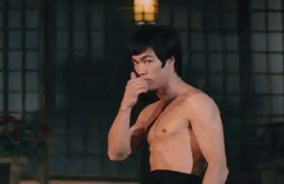 李小龙打架前为什么第一件事先摸自己鼻子一下,好友透露真相