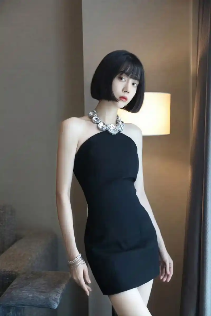 李溪芮黑色抹胸裙大赏,身姿婀娜曲线优美,太美了!