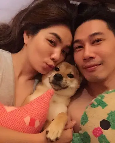 ella深夜晒与老公"床照"遭妈妈回呛:快去生宝宝!