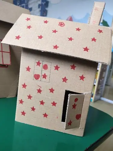 亲子作品《纸盒房子》让孩子和家长利用生活中常见的纸盒子,通过折,剪