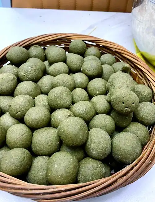 开平特色鸡屎藤糍制作 三月三,来尝尝开平的传统美食