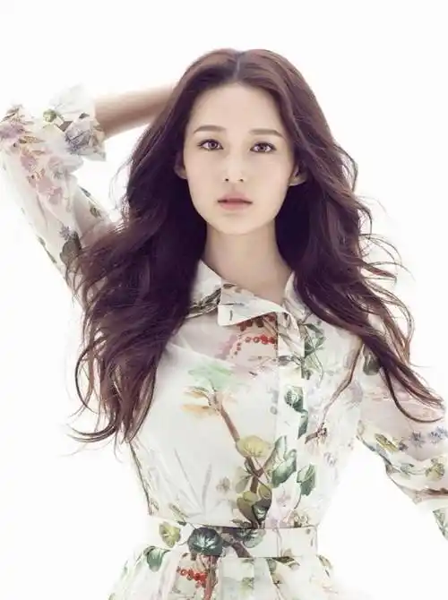 李沁拍生日写真,气质淡雅,吊带裙,秀雪肤美背,她真的很迷人_气息_演技