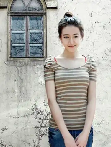 迪丽热巴10年前旧照被扒出,看到还未满18的她,混血感溢出屏幕