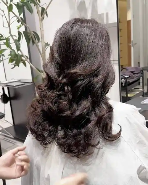 最美女发来袭:长发耳下大卷烫发,优雅时尚尽显气质