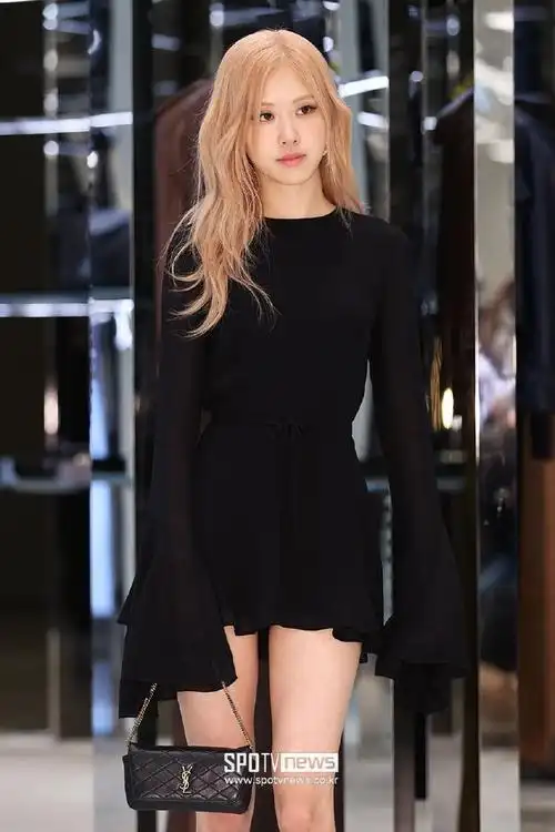 朴彩英生图#【图片】230522ros07超话@roses_are_rosie首尔ysl快闪