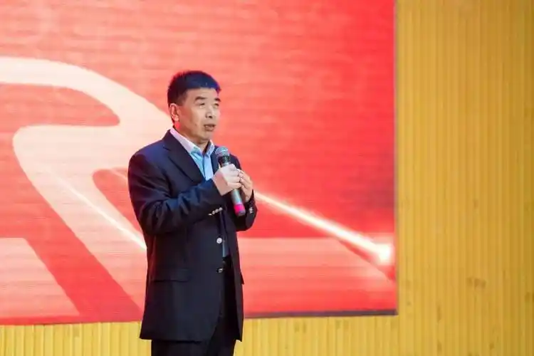 巨力索具董事长杨建国,总裁杨超携高管团队出席会议,副总裁刘冠军主持