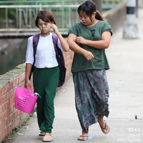 李小宁:开放初期的缅甸(17)仰光上学孩子的校服 - 美篇