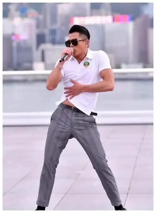 53岁黎明完美避过中年发福一身紧身衬衫肌肉分明身材好到爆炸