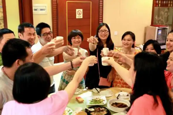 同学聚会,说好aa制,班长发来账单后,女同学集体不出钱