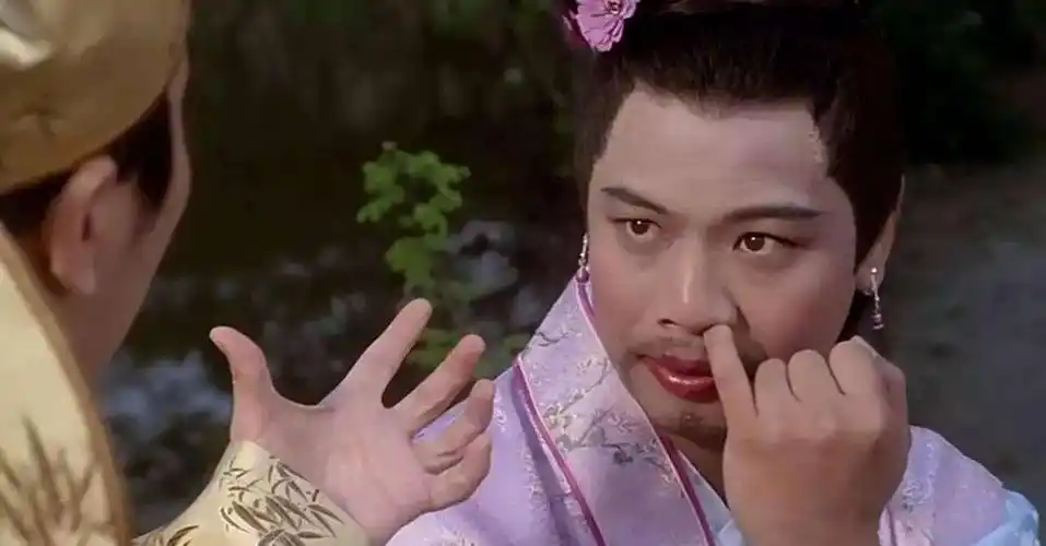 民间故事:寡妇撞见道士干坏事,假装掉入厕所,逃过一劫