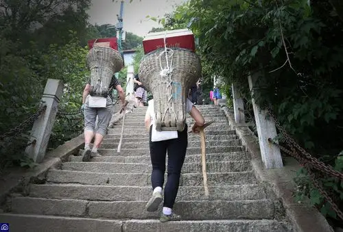 她们瘦小而又坚强的背影,让许多游客为之动容.