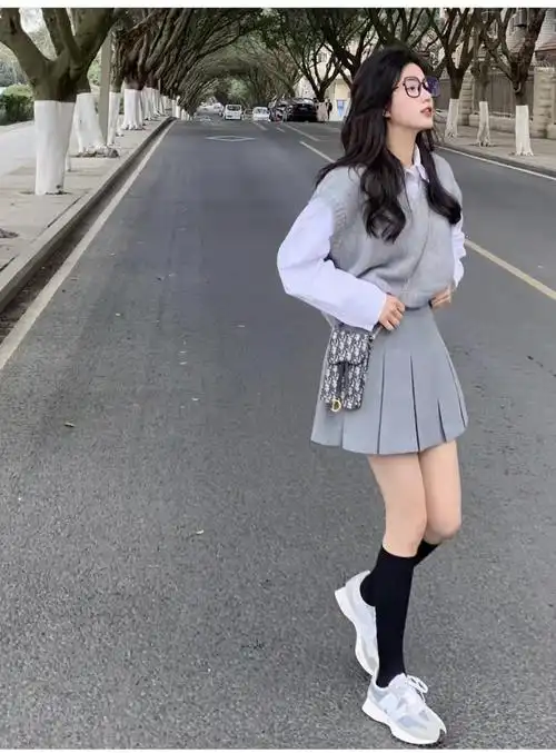 灰色百褶裙搭配什么颜色上衣最搭上衣颜色图片